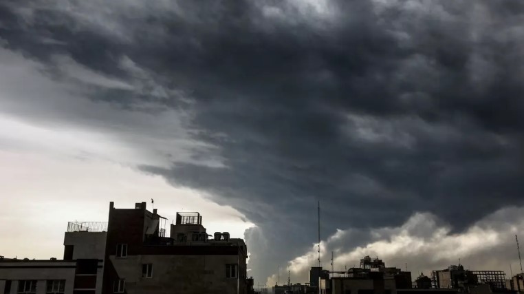 ঘন কালো মেঘে ছেয়ে গেছে ইরানের আকাশ, ঝরছে অদ্ভুত ‘কালো বৃষ্টি’